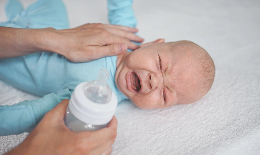 Mamá o papá dando el biberón a un recién nacido, niño menor de 7 días. (menos de 1 mes)